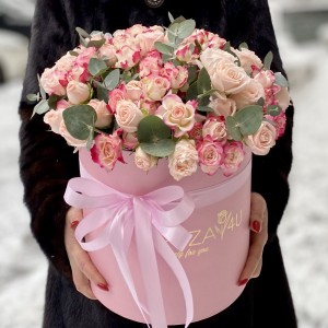 Дуэт розовых кустовых роз в круглой коробке